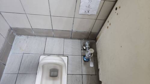 大安區抓漏 換踩水器貼磁磚修復