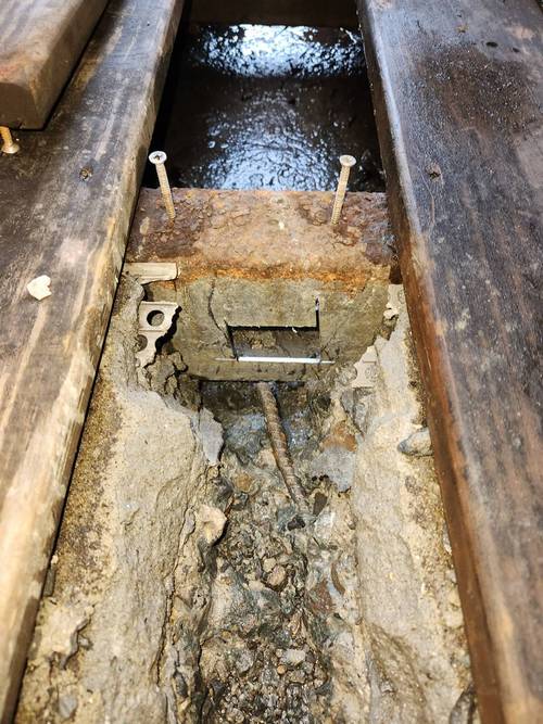 康定路拆高架木板 抽積水 切割打槽 做排溝