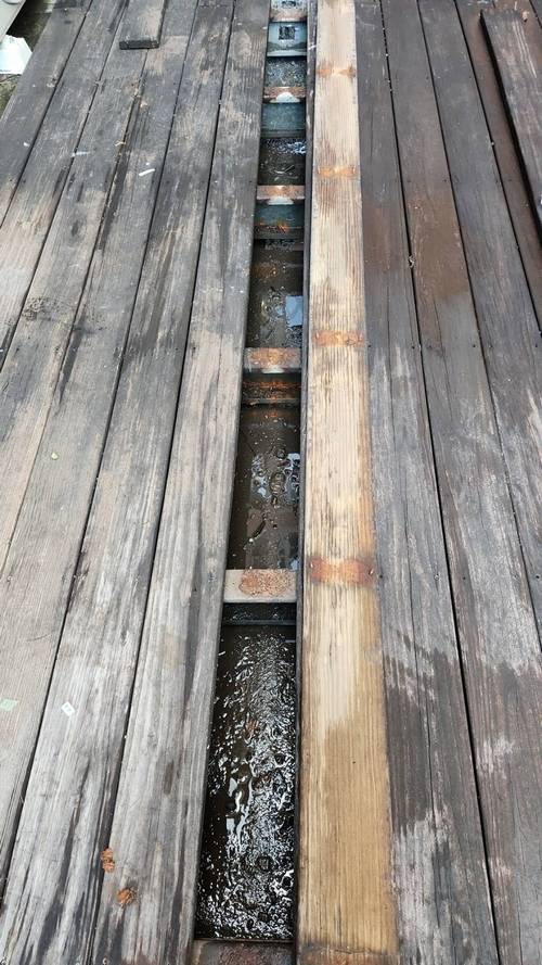 康定路拆高架木板 抽積水 切割打槽 做排溝