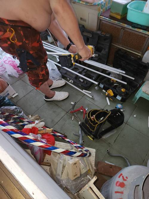 北投中和街配冷熱水管明管