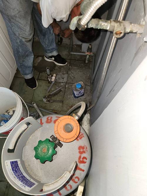 北投中和街配冷熱水管明管
