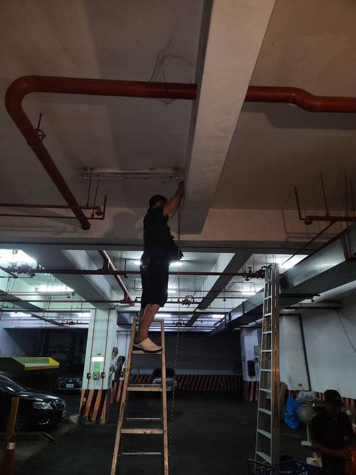 台北長春路停車場配電 開關 拉線 裝電燈