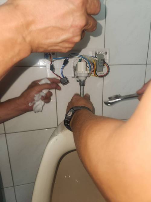 吳興街拆裝小便斗 漏水維修