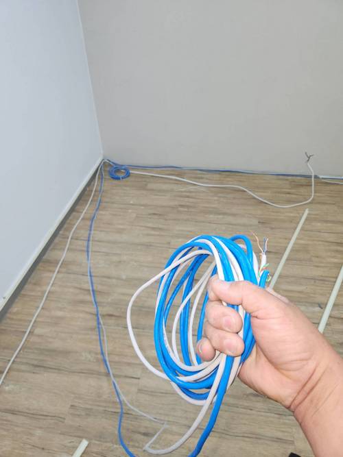 中和辦公室拉電整理線路